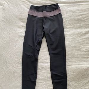 Alo Yoga Size Medium High-Waist Airlift legging in grey with light purple band